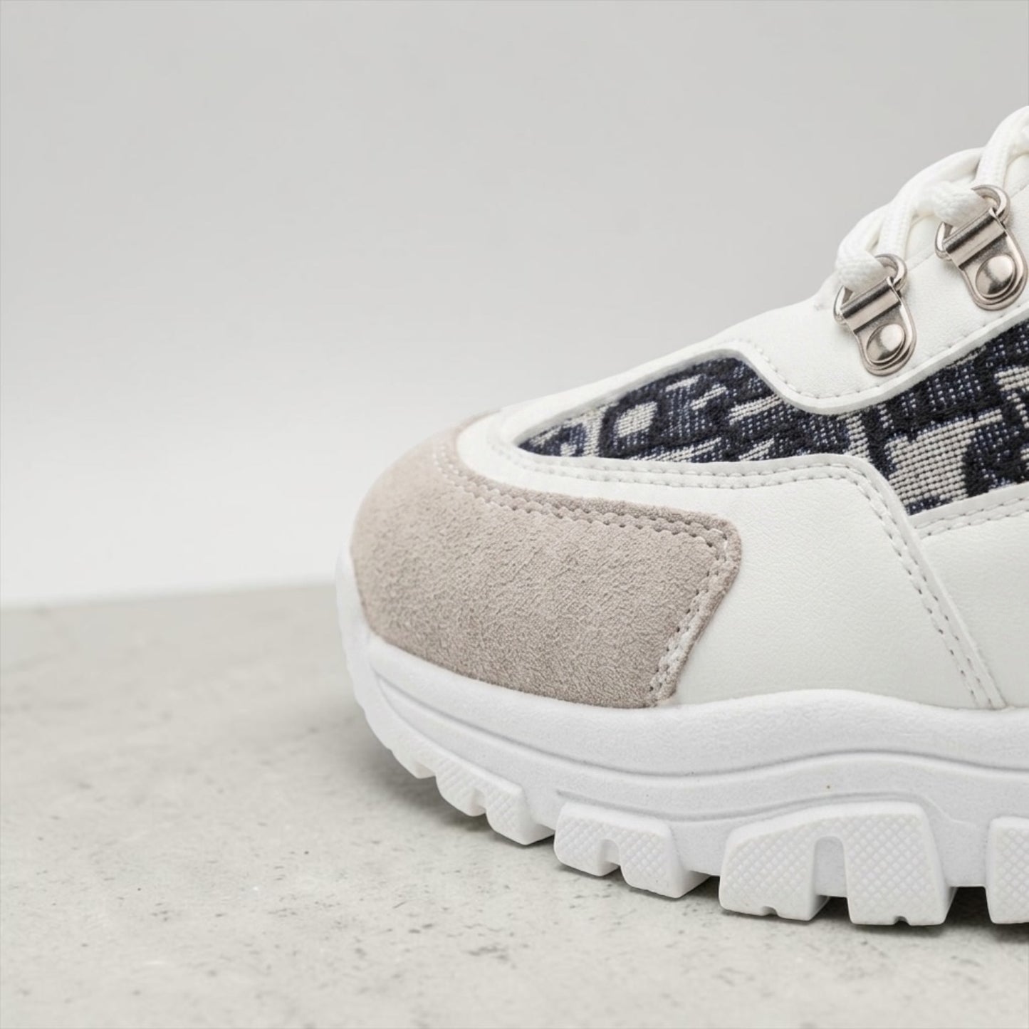 Chunky Monogram Sneakers – Vit