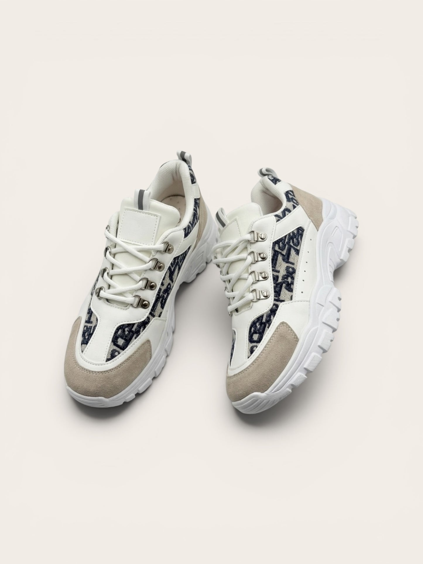 Chunky Monogram Sneakers – Vit